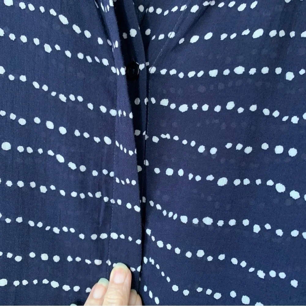 Bella Dahl navy and white polka dot rayon sleeveless button up blouse. Size M - Picture 6 of 10